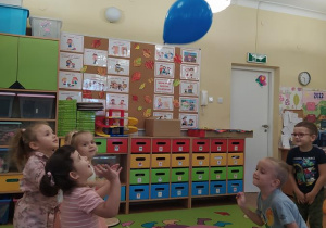 Dzieci biorą udział w zawodach w grze w balona
